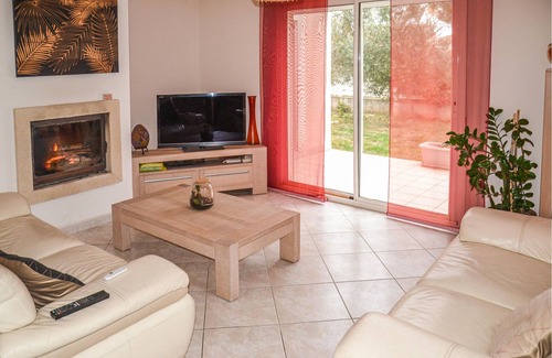 Castries House | Spacious vacation home for the whole family with pet in the south of France.