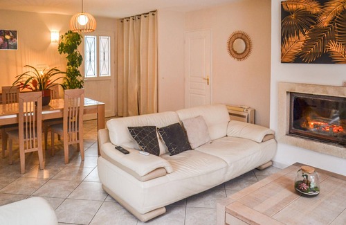 Castries House | Spacious vacation home for the whole family with pet in the south of France.