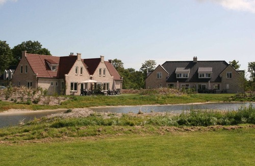De Cocksdorp Villa | Spacious villa with deco fireplace on Texel
