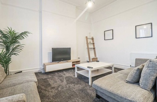 Birkdale Apartment | Spacious Victorian Birkdale Apartment with private Garden