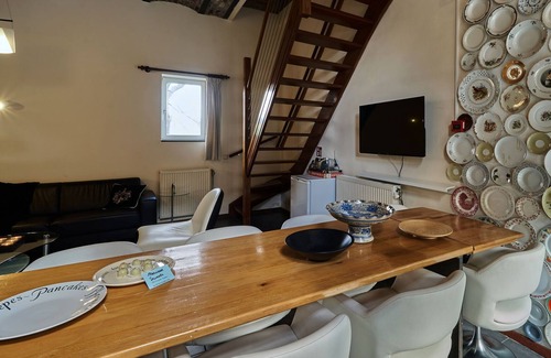 Mesch House | Spacious Villa near Town Center in Mesch