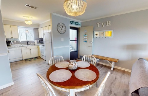 Tybee Island Condo | Spacious w/Large Deck Overlooking The Pool! Beach Access!