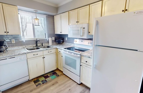 Tybee Island Condo | Spacious w/Large Deck Overlooking The Pool! Beach Access!