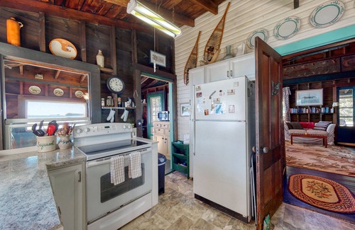 Brunswick House | Spacious Waterfront Estate & Cabins W/Porch, Fireplace, Kayaks & Free WiFi