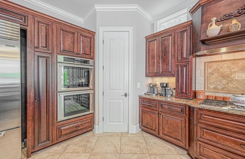 Mineral House | Spacious waterfront house with private hot tub, sauna, pool table