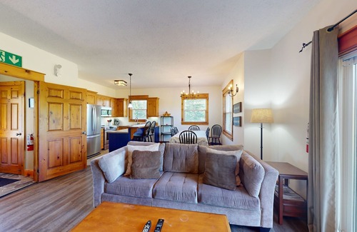 The Blue Mountains Condo | Spacious well equipped condo with swimming pool, grill & fireplace