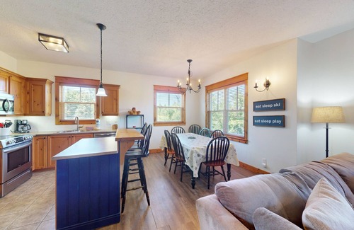 The Blue Mountains Condo | Spacious well equipped condo with swimming pool, grill & fireplace