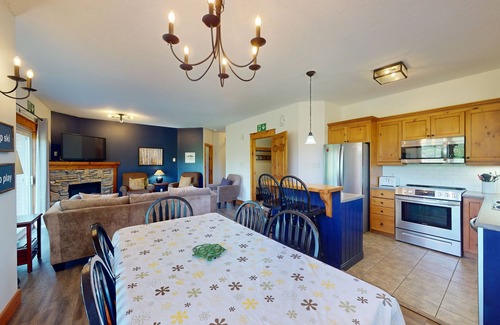 The Blue Mountains Condo | Spacious well equipped condo with swimming pool, grill & fireplace