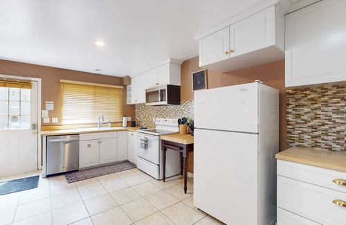 Intermountain Condo | Spacious West Vail condo near shuttle w/shared hot tub, washer/dryer