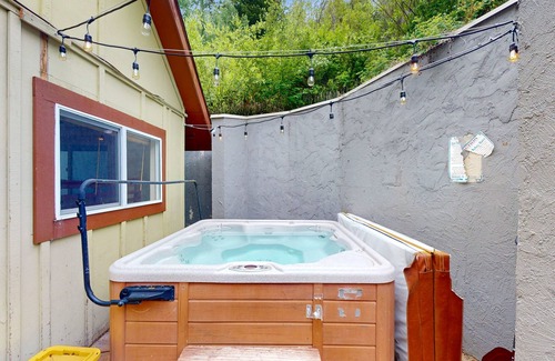 Intermountain Condo | Spacious West Vail condo near shuttle w/shared hot tub, washer/dryer