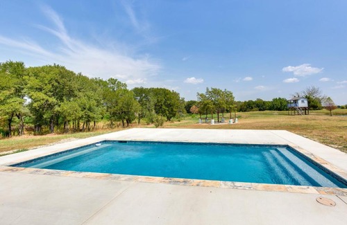 Wills Point House | Spacious Wills Point Retreat with Pool and Pond!