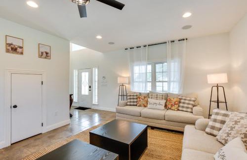 Wills Point House | Spacious Wills Point Retreat with Pool and Pond!