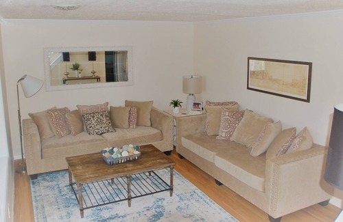 Lavonia House | Spacious, yet cozy lakefront retreat with master on main & easy walk to dock.