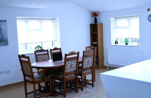 Fairlop Apartment | Spaciuos Ensuit 4