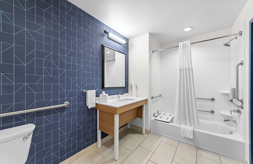 Victoria Hotel | Spark by Hilton Victoria