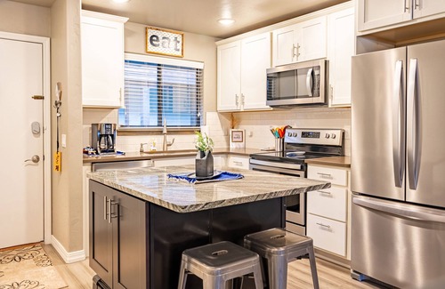 Grand Junction Condo | Sparkling clean remodeled condo w/Pool Hot Tub Gym.