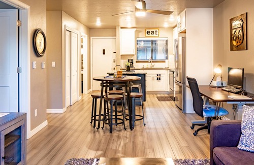 Grand Junction Condo | Sparkling clean remodeled condo w/Pool Hot Tub Gym.