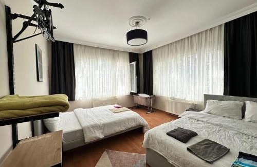 Gumussuyu Mahallesi Apartment | Spatious Modern Apartment 4BR, 4ACs, 3 min walk from Taksim
