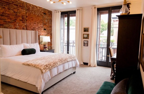 Nevada City Hotel | Speakeasy Suites/Sleeps 18