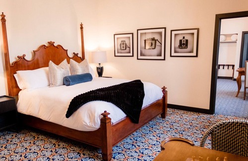Nevada City Hotel | Speakeasy Suites/Sleeps 18