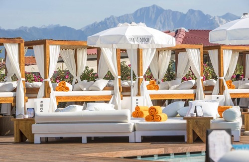 Marina di Pietrasanta Villa | SPECIAL OFFER!Villa Atena, 10 Pax with pool and WiFi near Forte Dei Marmi beaches