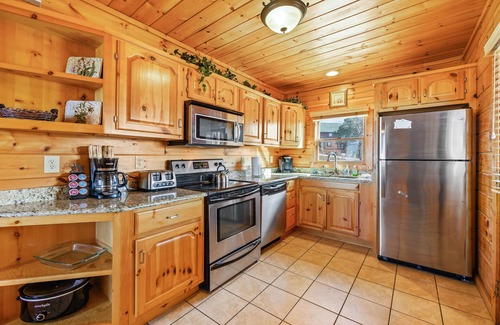 Gatlinburg - Pigeon Forge Cabin | Specials! Stunning Views+Location. 4 π Beds w/en suite. Hot Tub, Games!