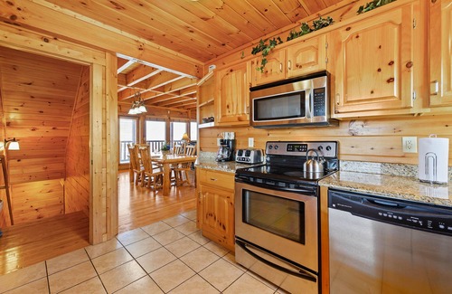 Gatlinburg - Pigeon Forge Cabin | Specials! Stunning Views+Location. 4 π Beds w/en suite. Hot Tub, Games!