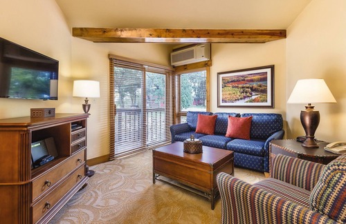 Hanover Resort | Specialty shops, boutiques, galleries & restaurants!