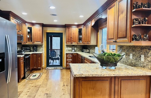 Gatlinburg - Pigeon Forge Cabin | Spectacular 360° Valley Views! 10min to Pigeon Forge, HotTub/PoolTable