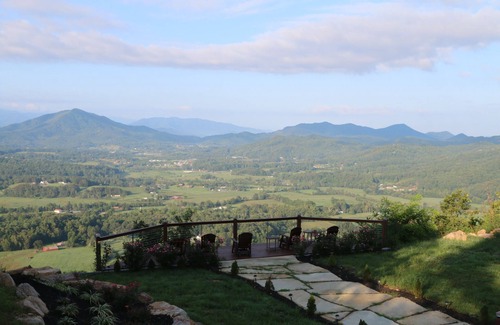 Gatlinburg - Pigeon Forge Cabin | Spectacular 360° Valley Views! 10min to Pigeon Forge, HotTub/PoolTable