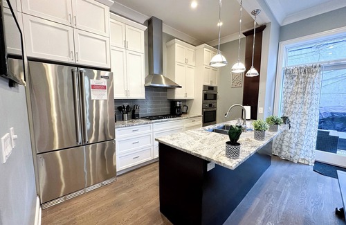 Near North Side House | Spectacular Gold Coast Villa Near Beach w/Parking