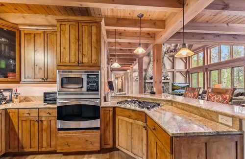 Three Peaks House | Spectacular home close to slopes, private hot tub,