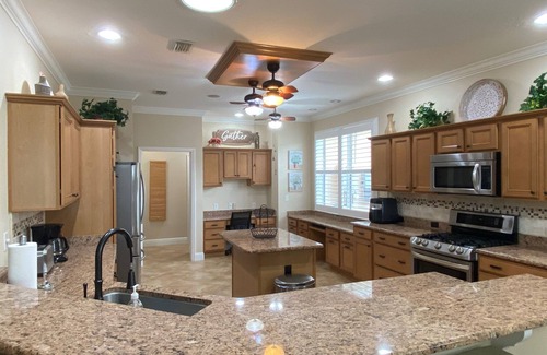 Hadley House | Spectacular Hot Tub w/Pool Home on Beautiful Golf Course View,BBQ, & WiFi!