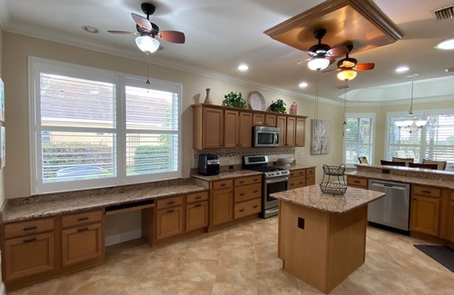 Hadley House | Spectacular Hot Tub w/Pool Home on Beautiful Golf Course View,BBQ, & WiFi!