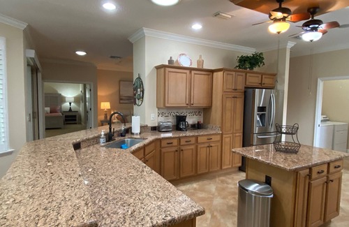 Hadley House | Spectacular Hot Tub w/Pool Home on Beautiful Golf Course View,BBQ, & WiFi!