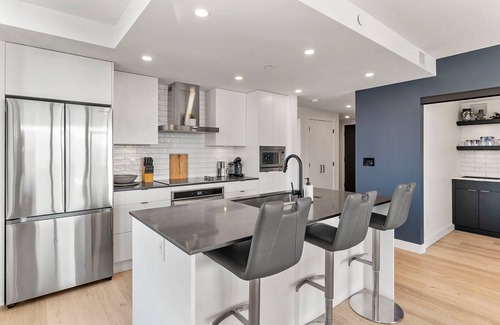 Kelowna Central Business District Condo | Spectacular Lake View w/Rooftop Access in Downtown Kelowna!