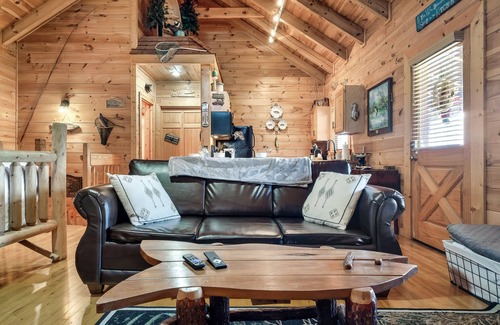Wears Valley Cabin | SPECTACULAR MTN Views + HOT TUB/Pool Table/PVT Pond