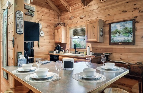 Wears Valley Cabin | SPECTACULAR MTN Views + HOT TUB/Pool Table/PVT Pond