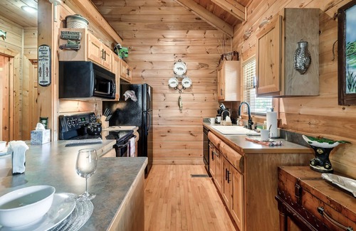 Wears Valley Cabin | SPECTACULAR MTN Views + HOT TUB/Pool Table/PVT Pond