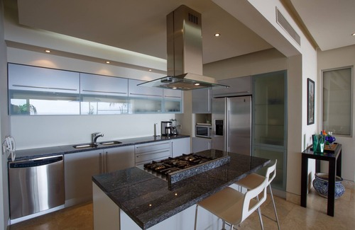 South Shore Hotel Area Condo | SPECTACULAR OCEAN AND JUNGLE VIEWS