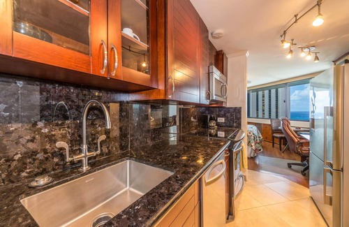 Waikiki Condo | Spectacular Ocean Views- Great Location-Free Parking- Full Kitchen -Washer/Dryer
