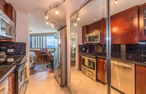 Waikiki Condo | Spectacular Ocean Views- Great Location-Free Parking- Full Kitchen -Washer/Dryer