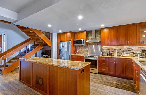Kahana House | Spectacular Oceanfront Penthouse, New $200,000 Remodel, AC 2700 Sq Ft, sleeps 10