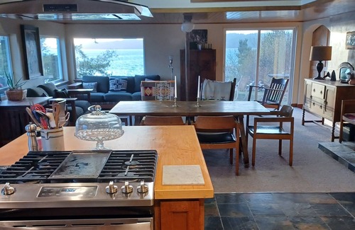 La Conner House | Spectacular Skagit Bay Beach House with Dramatic Views