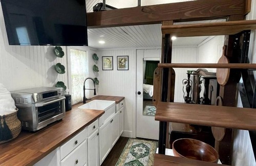 Alvin House | Spectacular Tiny House with Nice Sights in Alvin, Texas