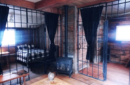Anaconda Cabin | Spend a night in Jail
