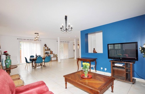 Elne House | Spend an unforgettable vacation in this inviting and modern vacation home.
