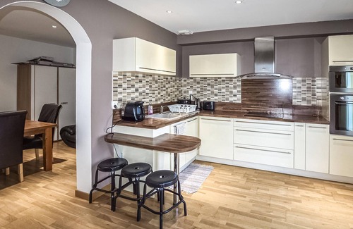 Pont-Saint-Esprit House | Spend relaxing vacations in this beautiful vacation home with many amenities.
