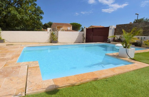 Pont-Saint-Esprit House | Spend relaxing vacations in this beautiful vacation home with many amenities.