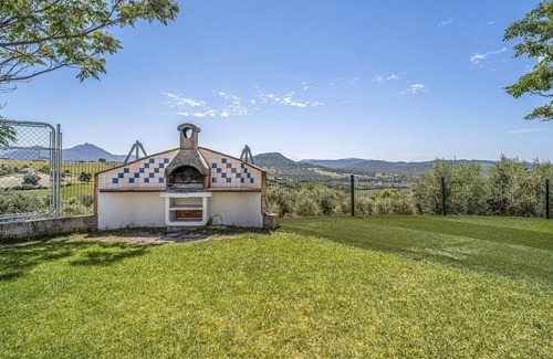 Prado del Rey House | Spend the vacation in this inviting cottage with magnificent mountain panorama.